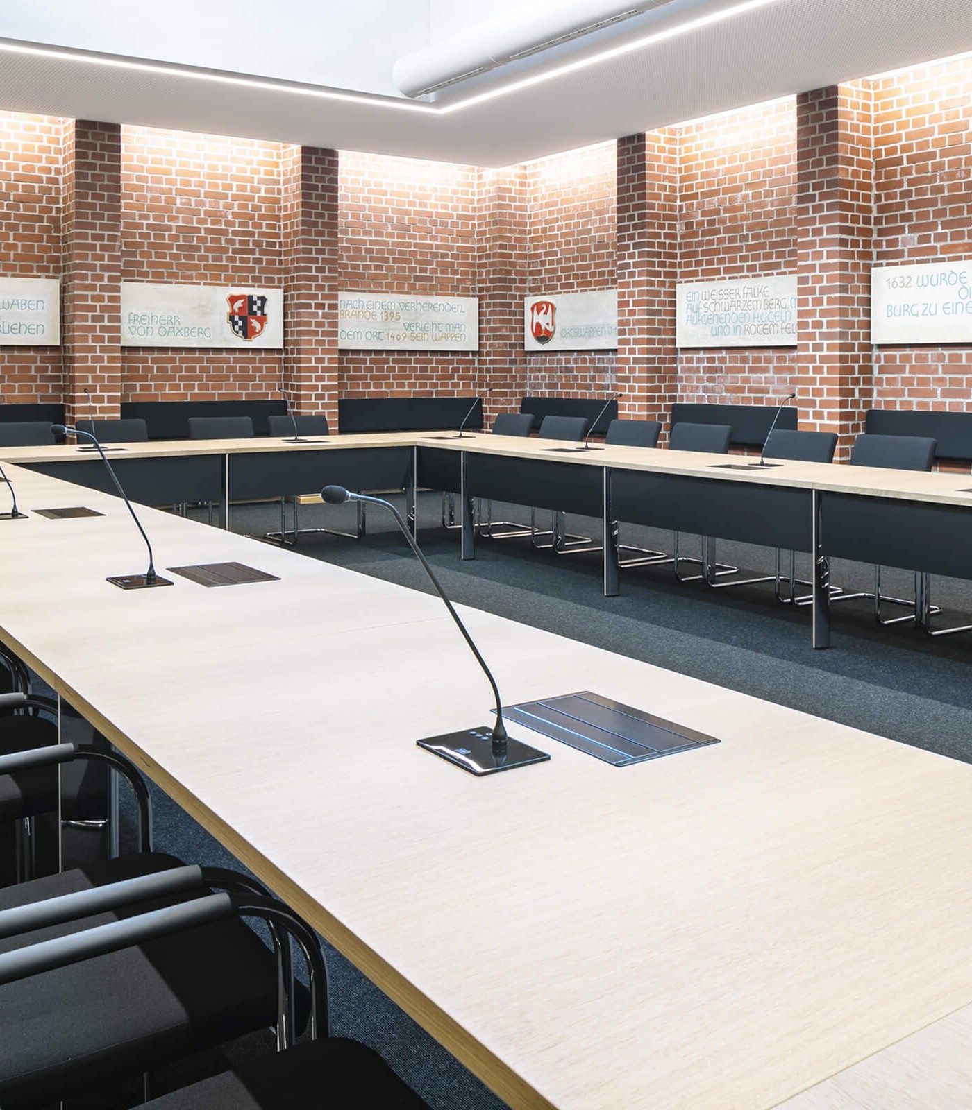 Der unsichtbar integrierbare Bildschirm LOFT fold in einem Konferenzraum