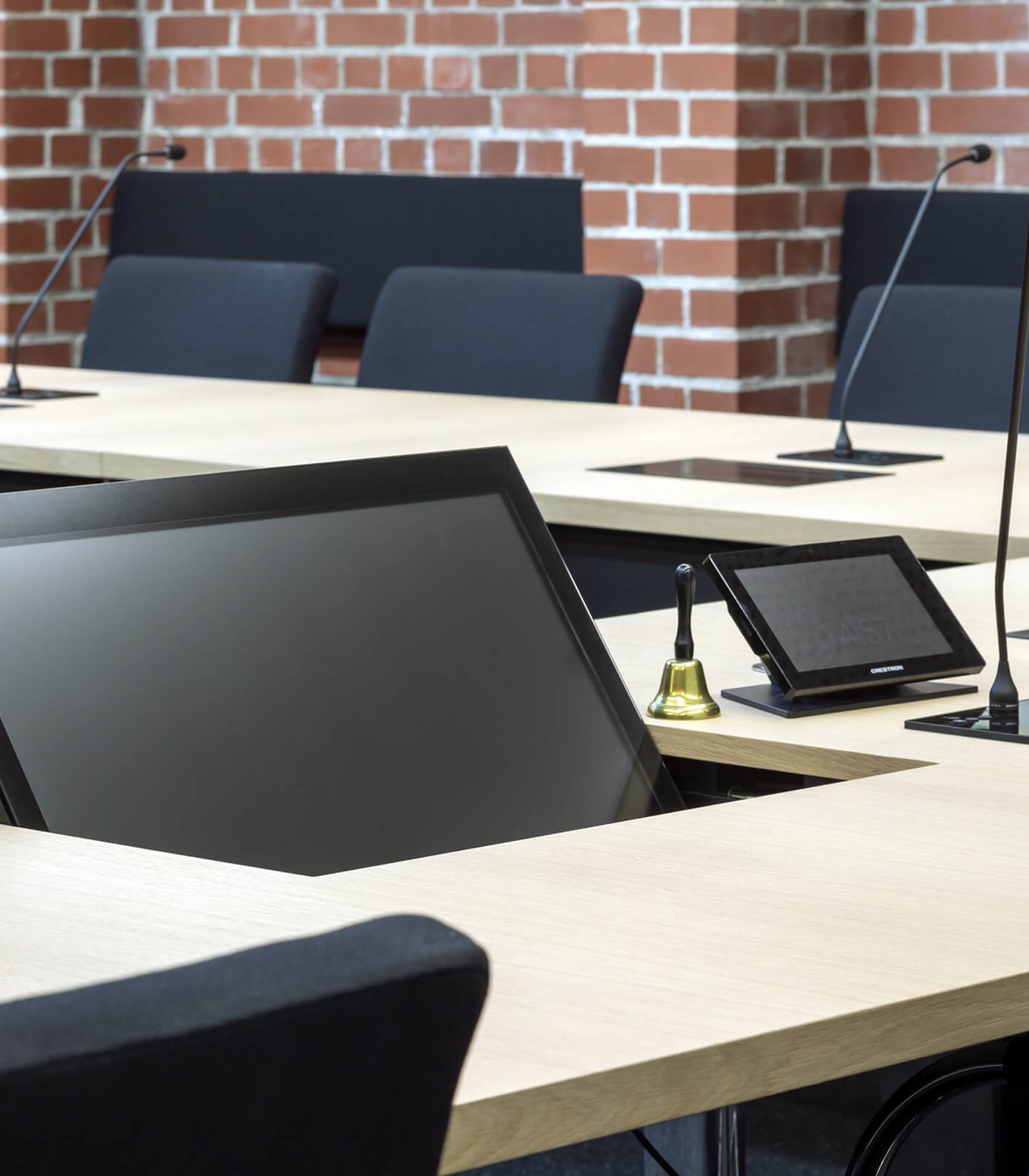 Im Ratssaal im Konferenztisch die aufklappbaren und versenkbaren Tischeinbau Monitore