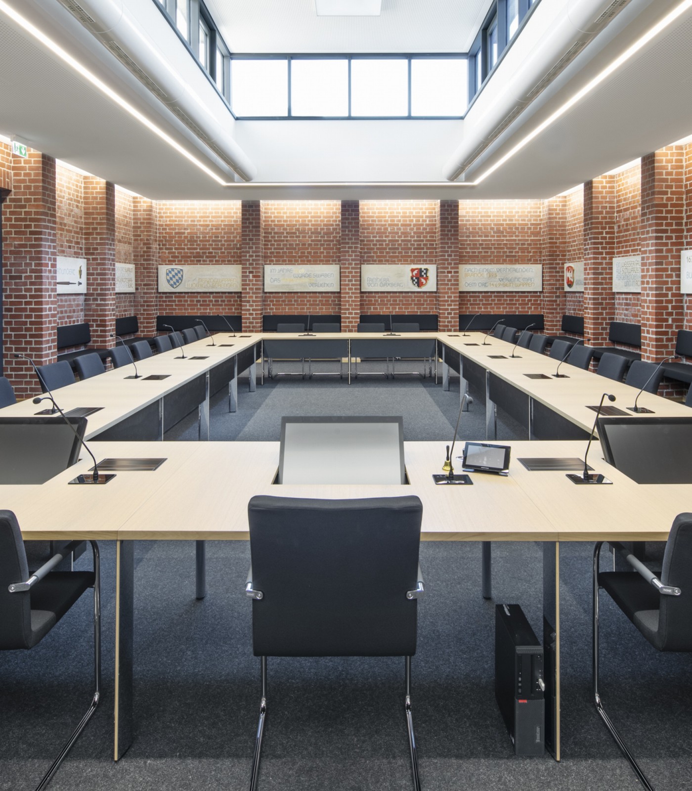 Der LOFT fold Monitor von Novis in einem Ratsaal oder Konferenzraum individuell und ergonomisch einstellbar