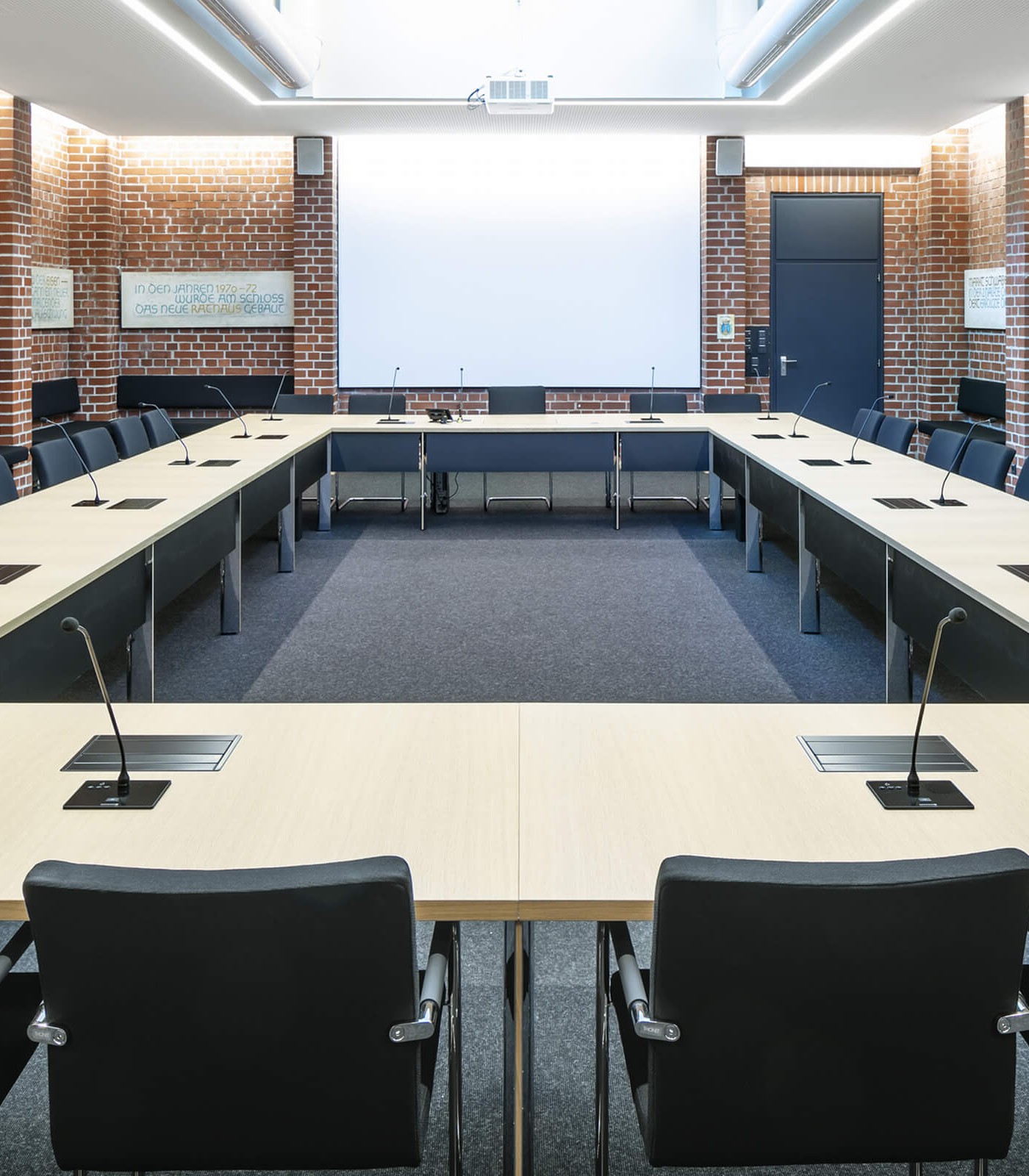 Novis Bildschirme geschlossen im Tisch. Der Saal kann auch ohne Monitore verwendet werden.