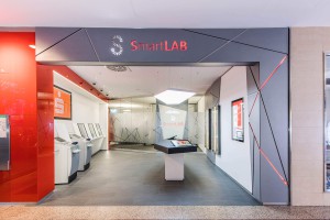 Eingangsbereich des SmartLab. Großmonitore von Novis wandbündig und im Tisch verbaut