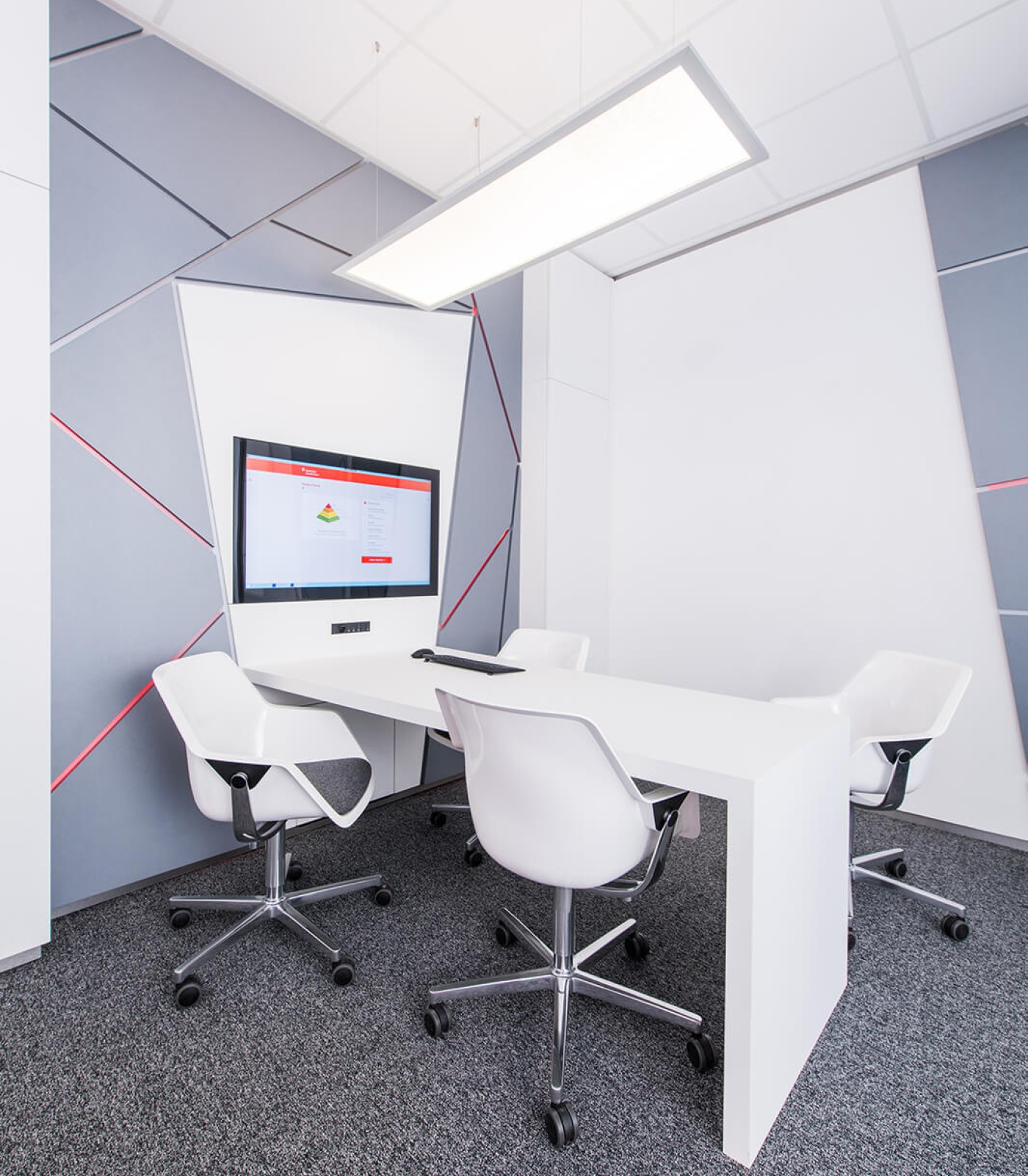 Wandintegrierter Monitor mit Touch und Miracast. Für den Austausch von Informationen zwischen Großbildschirm und portablen Geräten.