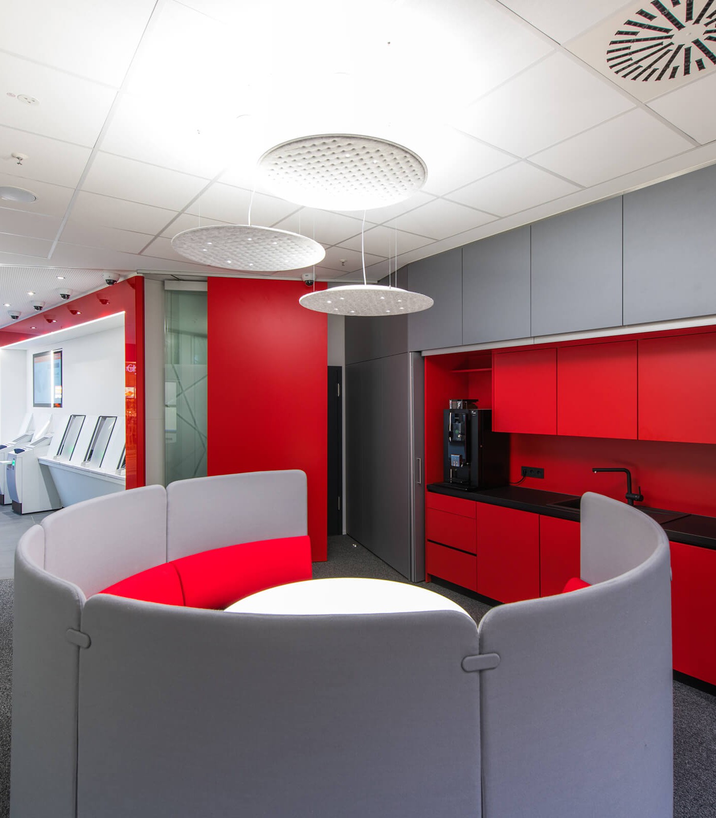 Entspannte Atmosphäre mit Lounge und Novis Großbildschirmen.