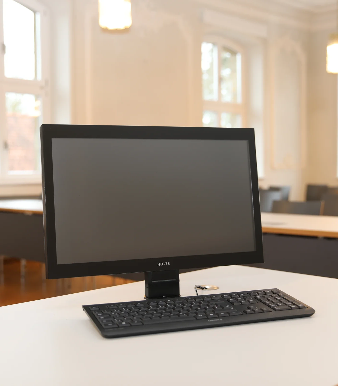 Protokollführer Platz ausgestattet mit dem LOFT desktop von NOVIS