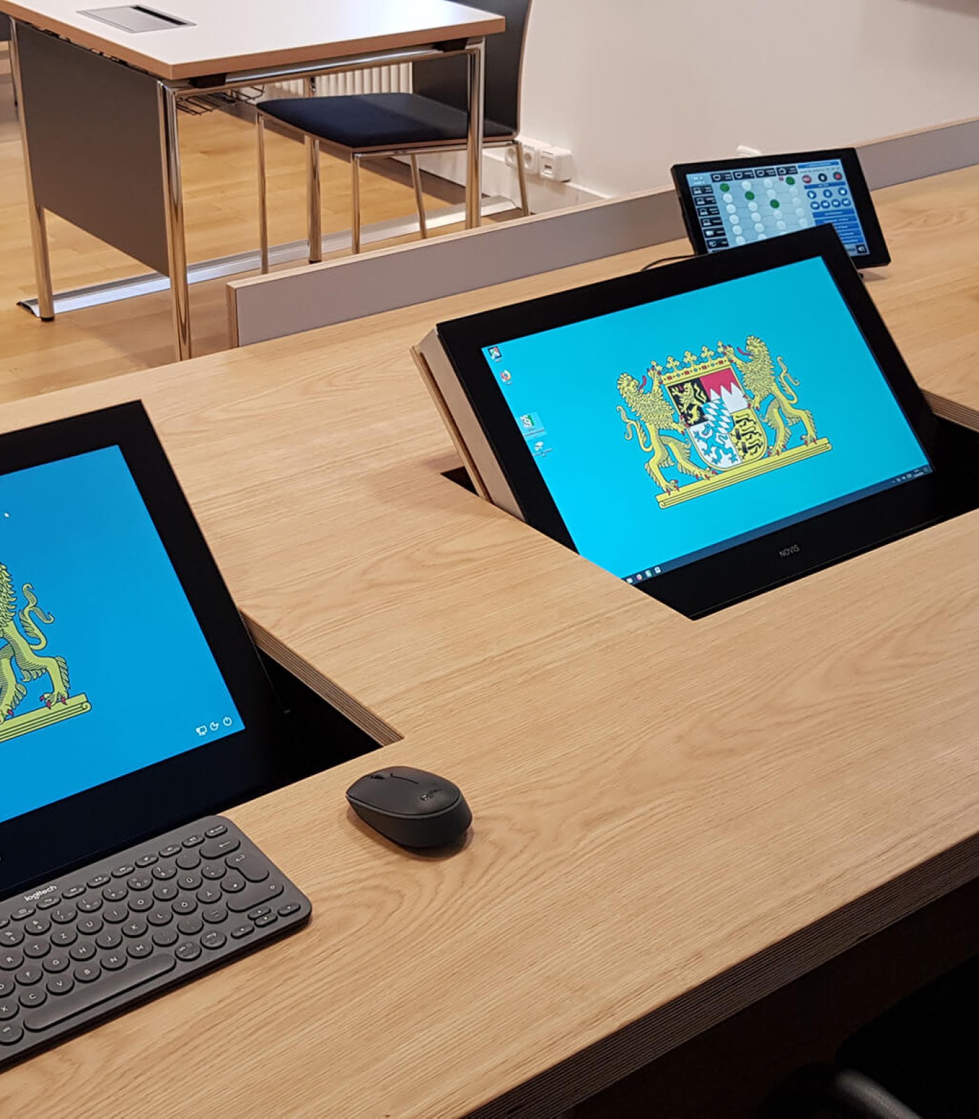 Im Richtertisch perfekt integriert die versenkbaren Tischeinbau Monitore