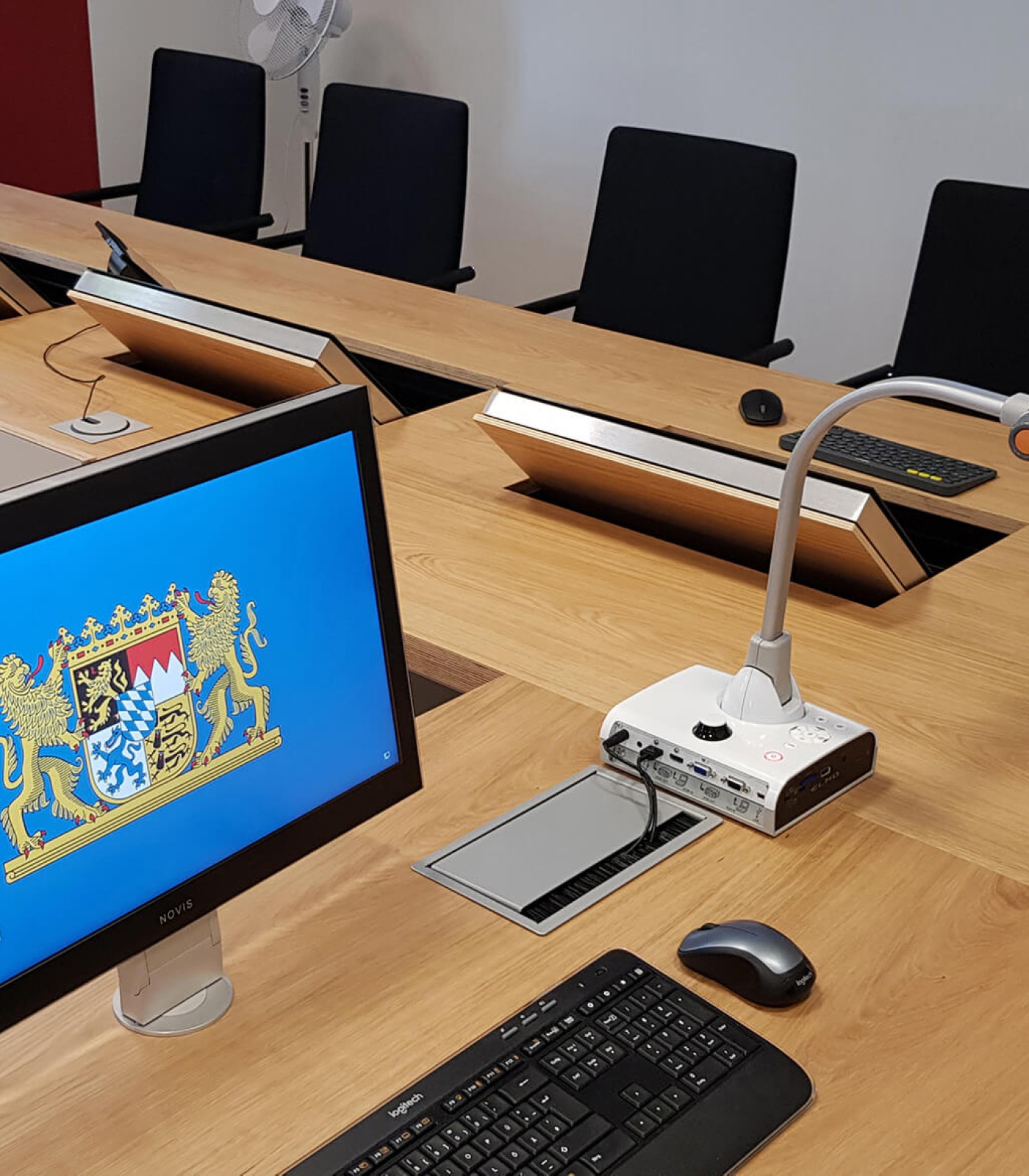 Hier ergänzen sich die Monitore von Novis ideal. Die Richter den flach verbauten Tischeinbau Monitor und der Schriftführer mit dem schönen LOFT desktop