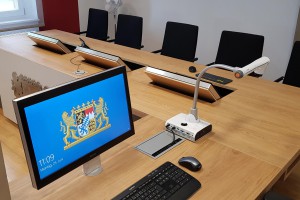 Hier ergänzen sich die Monitore von Novis ideal. Die Richter den flach verbauten Tischeinbau Monitor und der Schriftführer mit dem schönen LOFT desktop