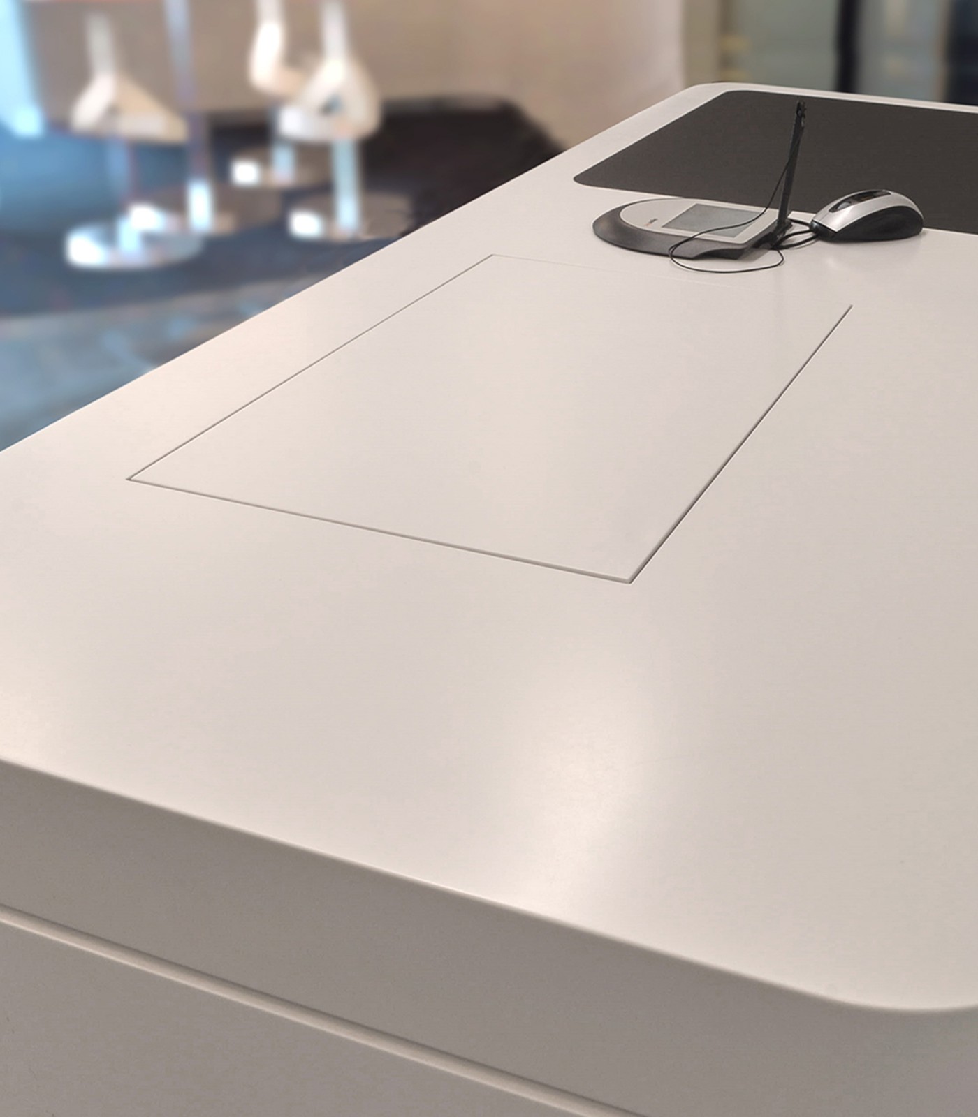 Unsichtbar integrierter Tischeinbau Monitor LOFT fold von NOVIS in einer Service Theke