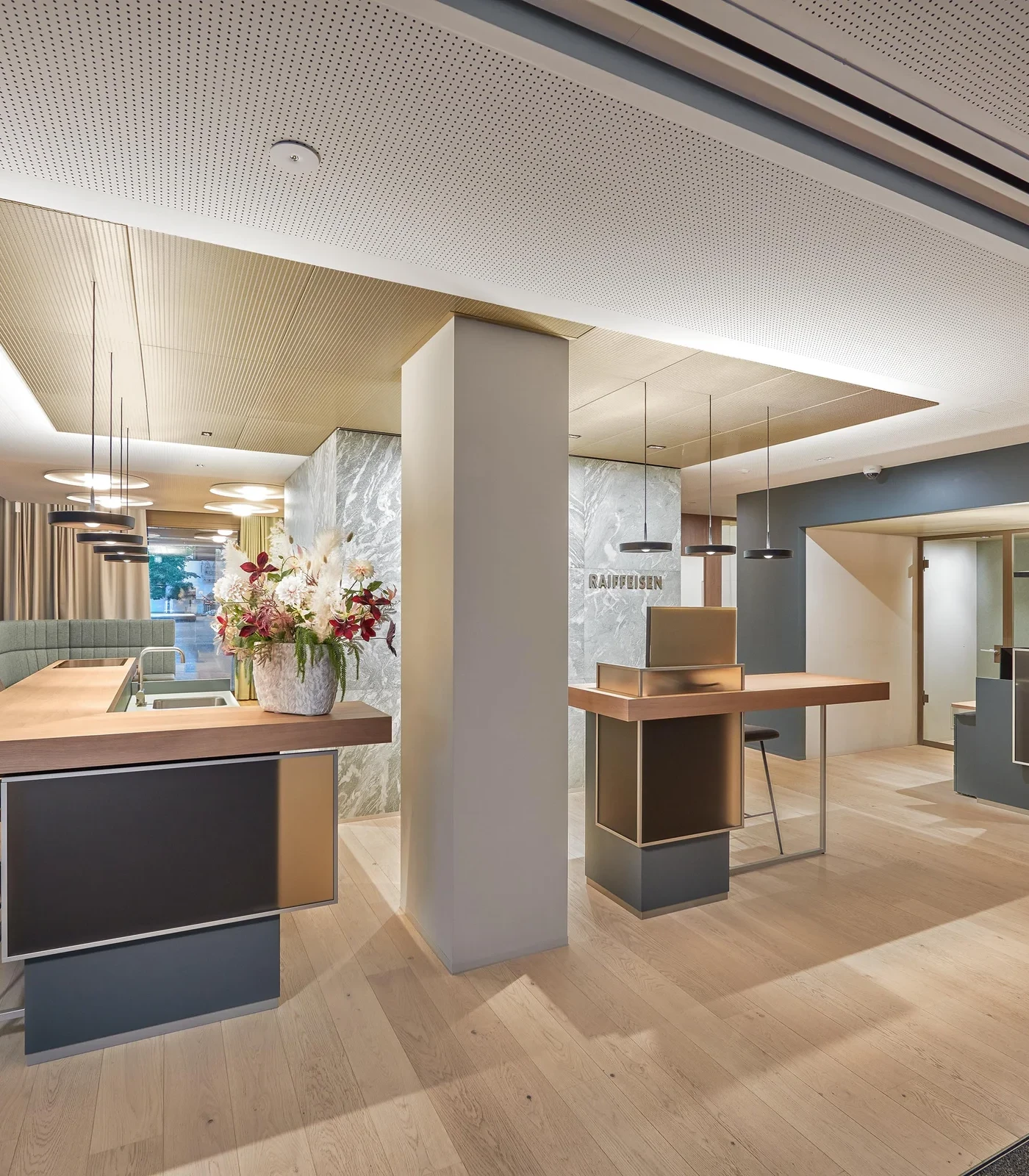 Die neu gestaltete Raiffeisenbank in der Schweiz mit unserem Loft desktop Auftischmonitor.