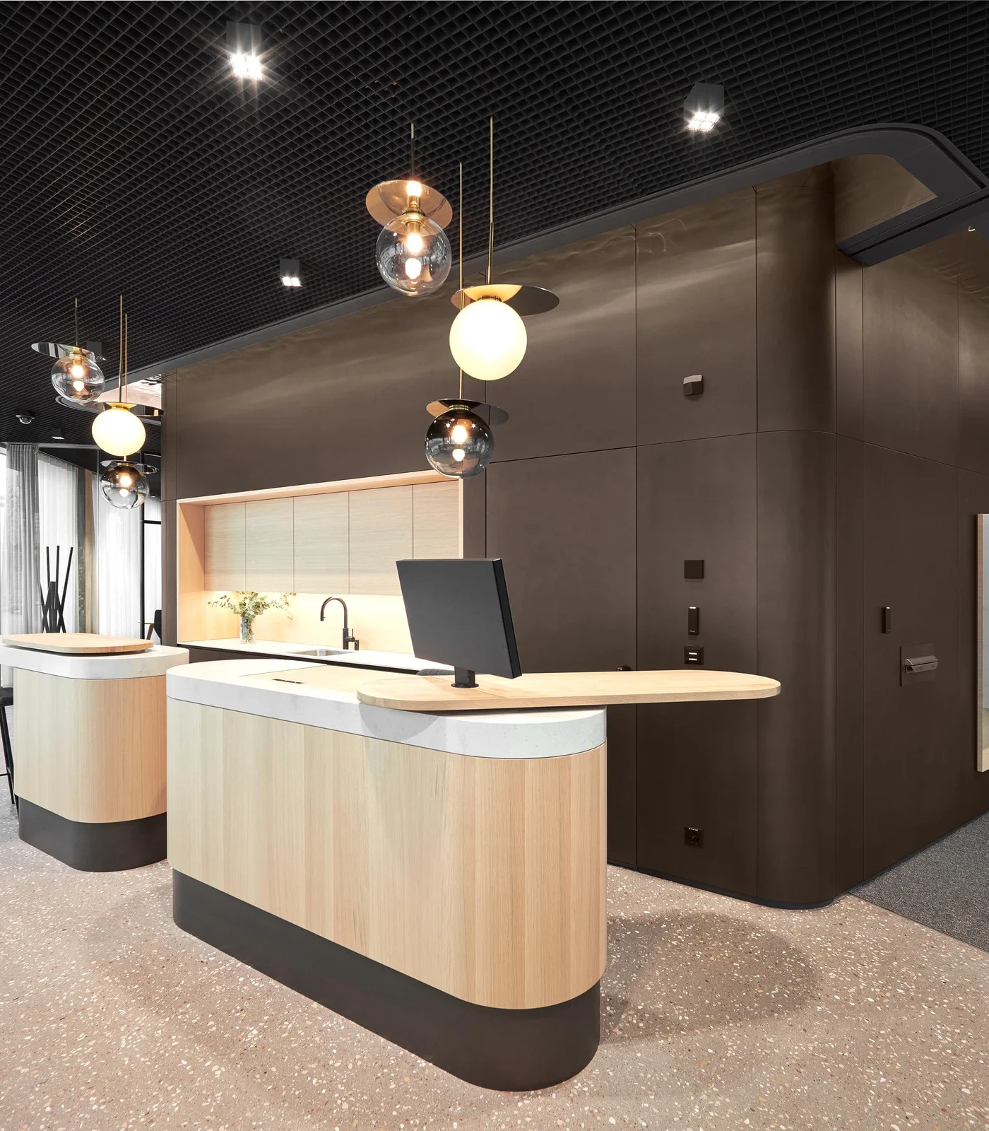 Die neue Raiffeisen in Chêne-Bourg. Dunkle Farben treffen auf erdig warme Töne und lassen den Kundenbereich einladend wirken. Unser Loft desktop wurde individuell in schwarz matt gestaltet und steht nun auf dem Kundentresen der Raiffeisenbank.