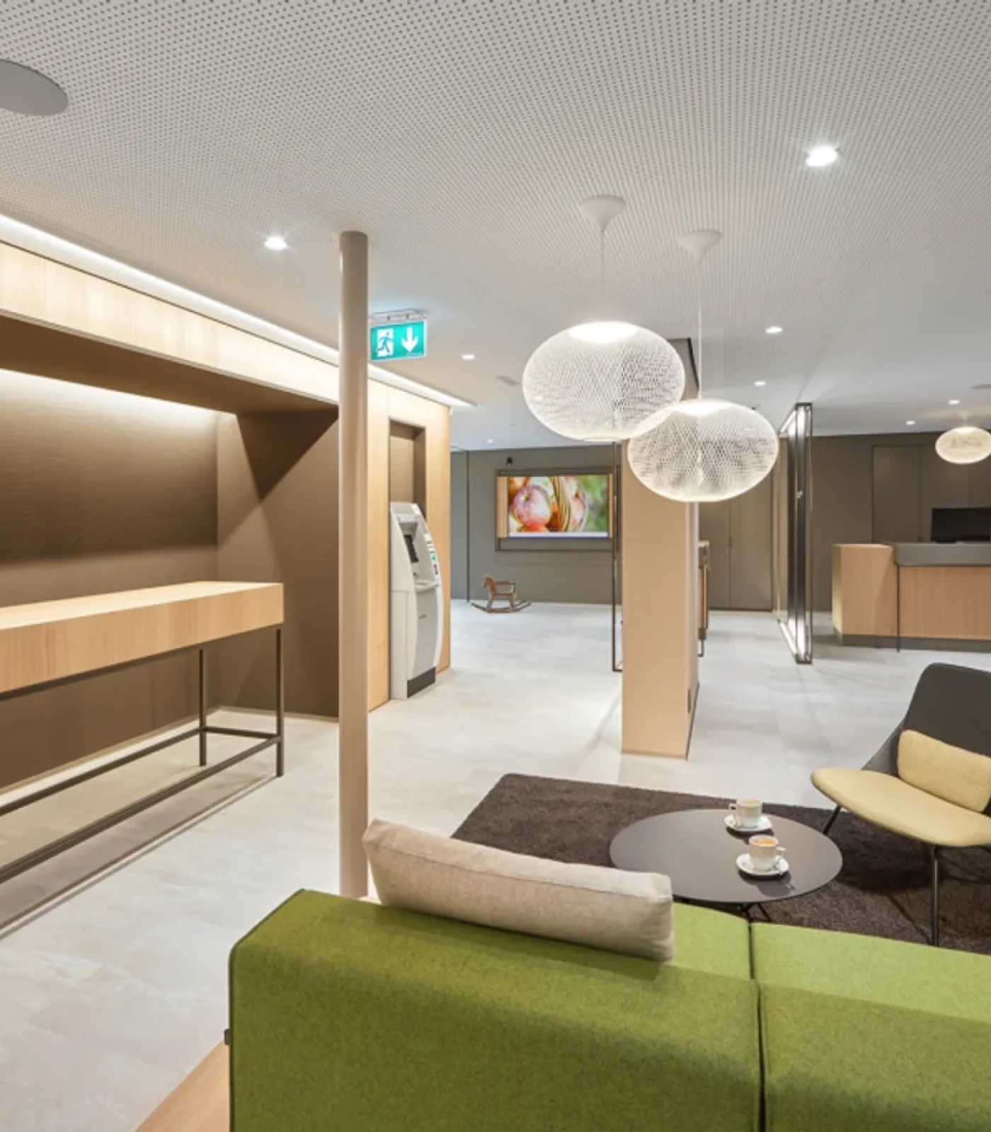 Die gemütliche Beraterbank der BErnerlandbank mit unserem Loft desktop in schwarz.