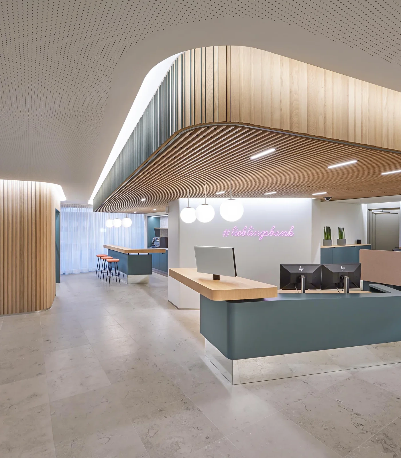 Die RaIffeisenbank Gelterkirchen in jugendlichem Design mit unserem Monitor Loft desktop auf dem Empfangstresen.