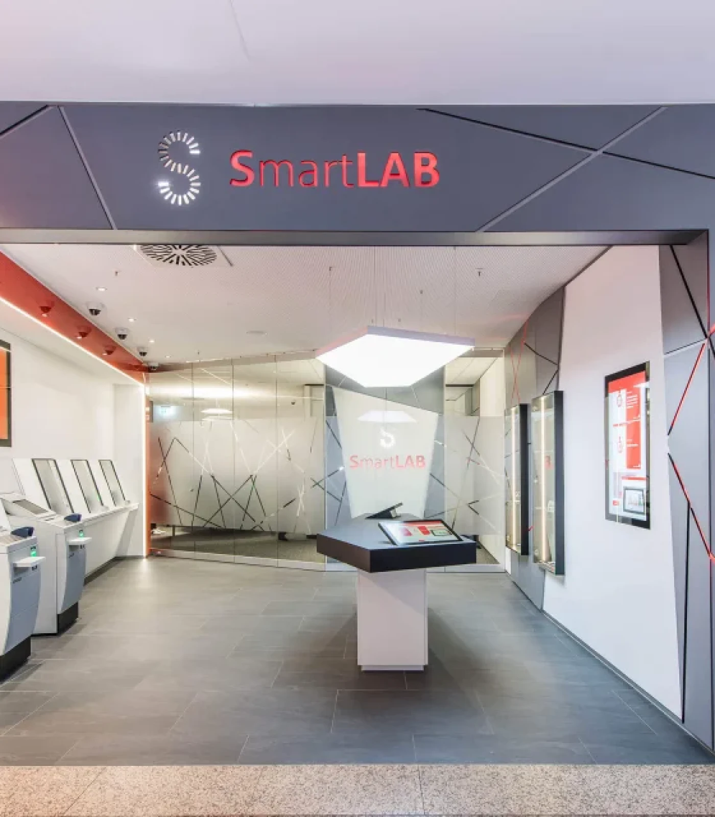 Das smart LAB der Sparkasse in Neunkirchen mit Monitoren von Novis
