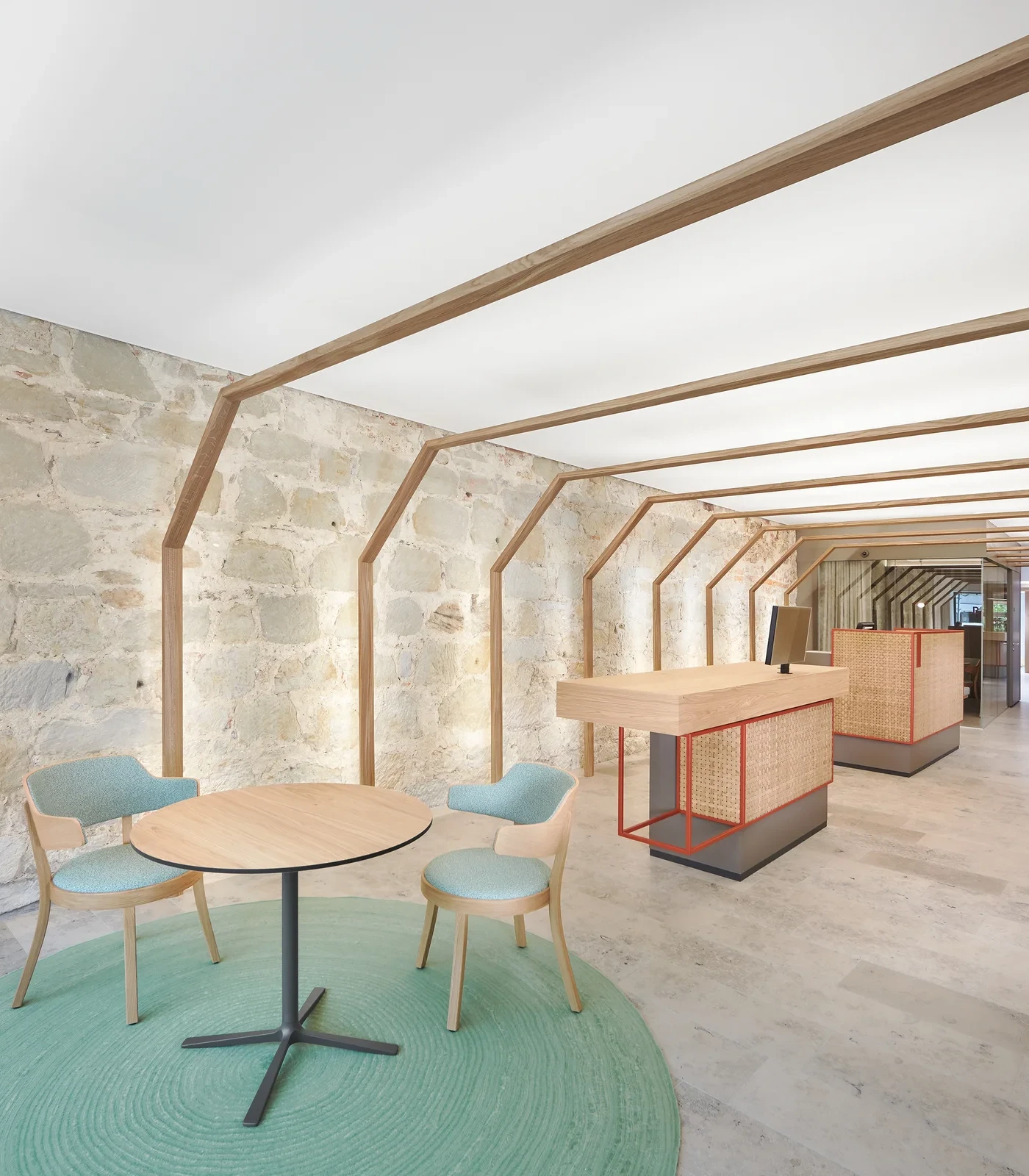 Die wunderschöne neue Raiffeisenbank in Aarberg. Auf dem Kundentresen steht unser Design Monitor LOFT desktop
