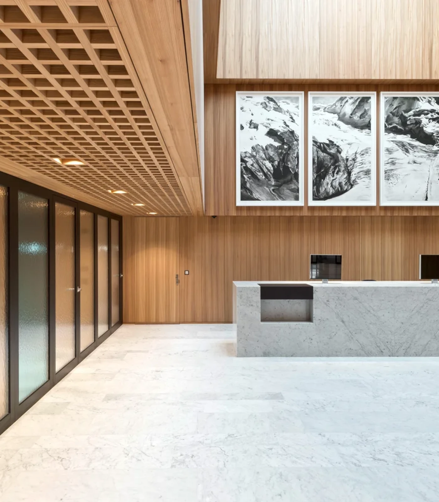 Ein großer Empfangsbereich der Raiffeisenbank in Untersiggenthal mit unserem Auftischmonitor Loft desktop in schwarz