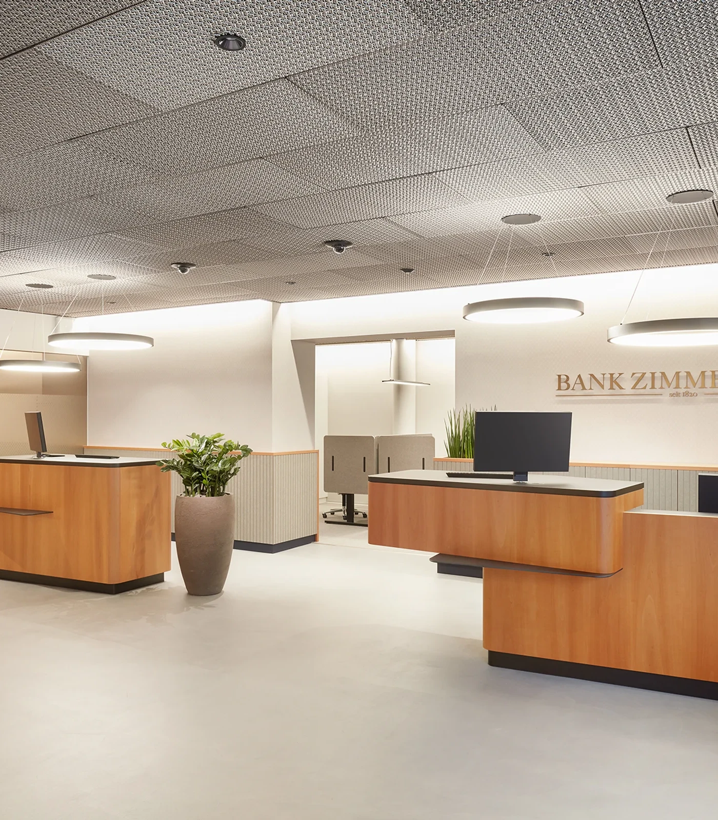 Die Bank Zimmerberg in Horgen setzt auf Novis Monitore am Empfang.