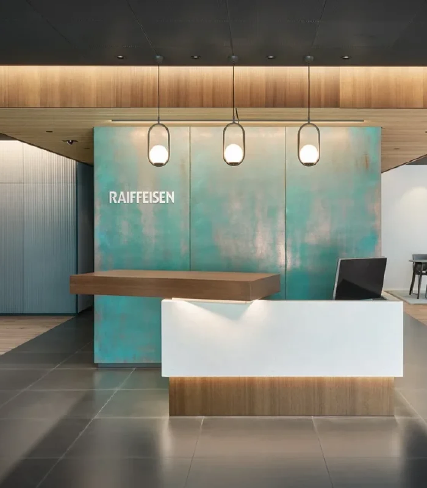 Ein Servicetresen einer Bank mit dem Desktop Monitor von Novis in schwarz