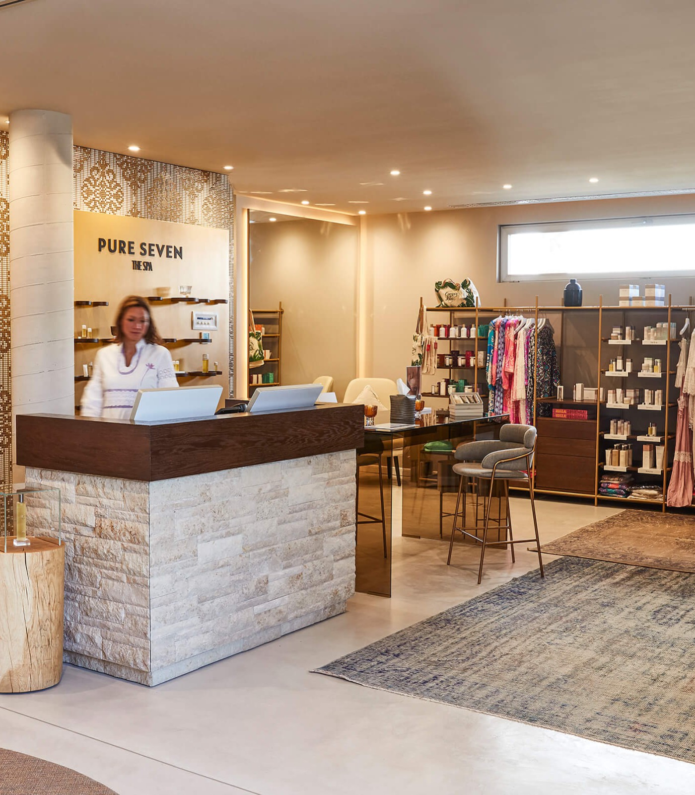 Der Hotelshop vom 7 Pines auf Ibiza. Der FLO EVO Design Monitor begrüßt die Menschen in dezentem weiß