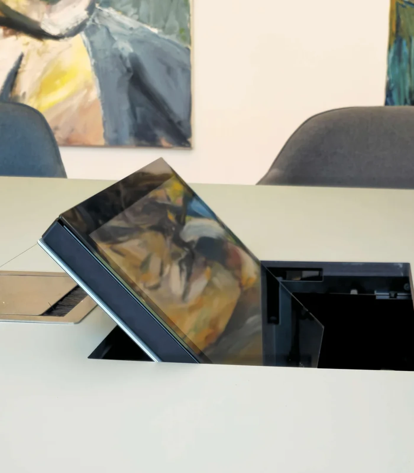 Nahaufnahme eines versenkbaren und klappbaren Monitors für die notarielle Beurkundung