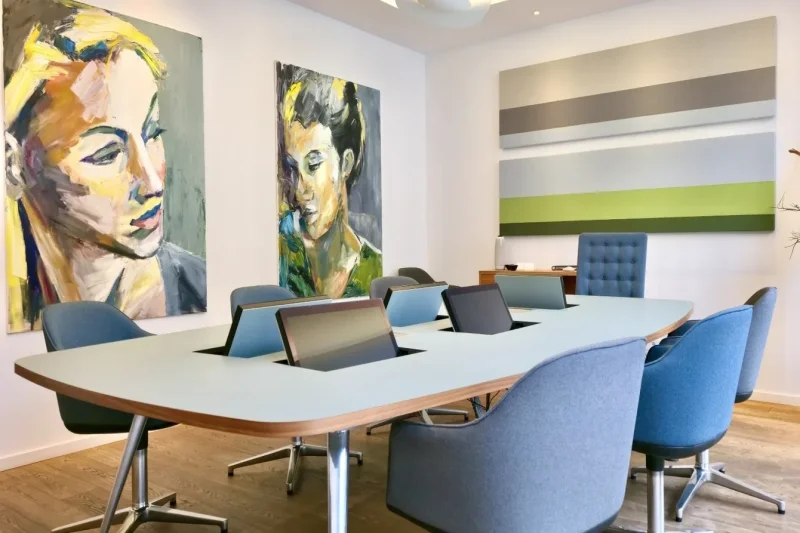 Der versenkbare Monitor von Novis. Perfekt für die notarielle Beurkundung von Kanzleien, Notaren und Anwälten