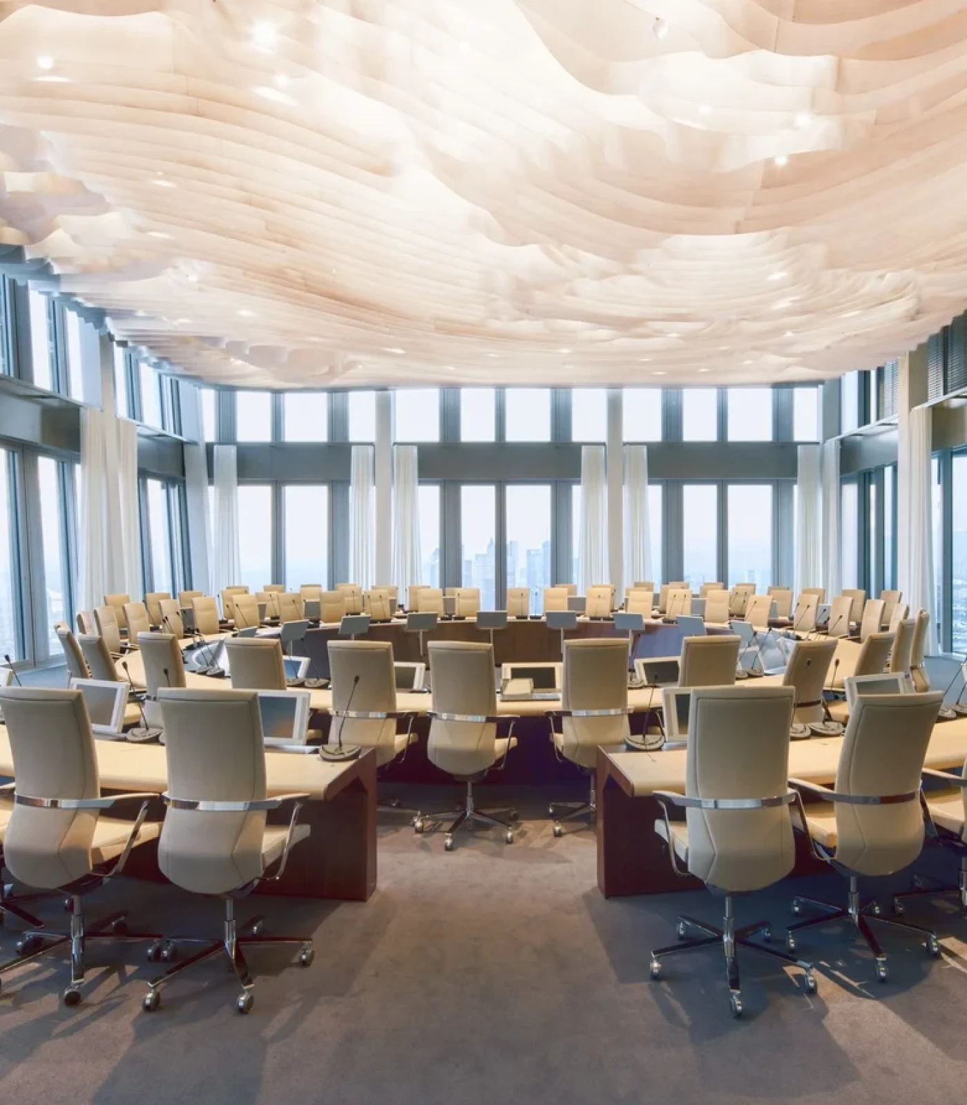 Konferenzraum mit integrierter Bildschirmtechnik von Novis für professionelle Auftritte