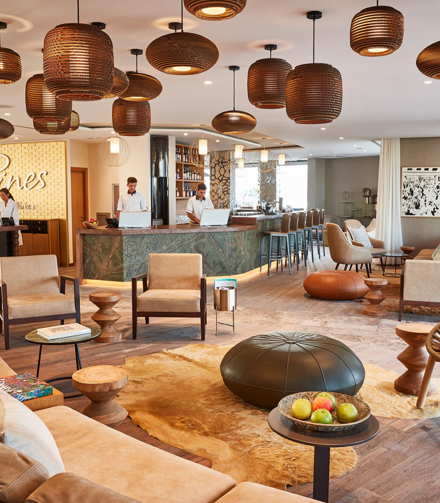 Eine imposante Hotellobby des 7 Pines auf Ibiza. Geschmückt werden die Hoteltresen mit unserem Design Auftischmonitor FLO EVO in weiß