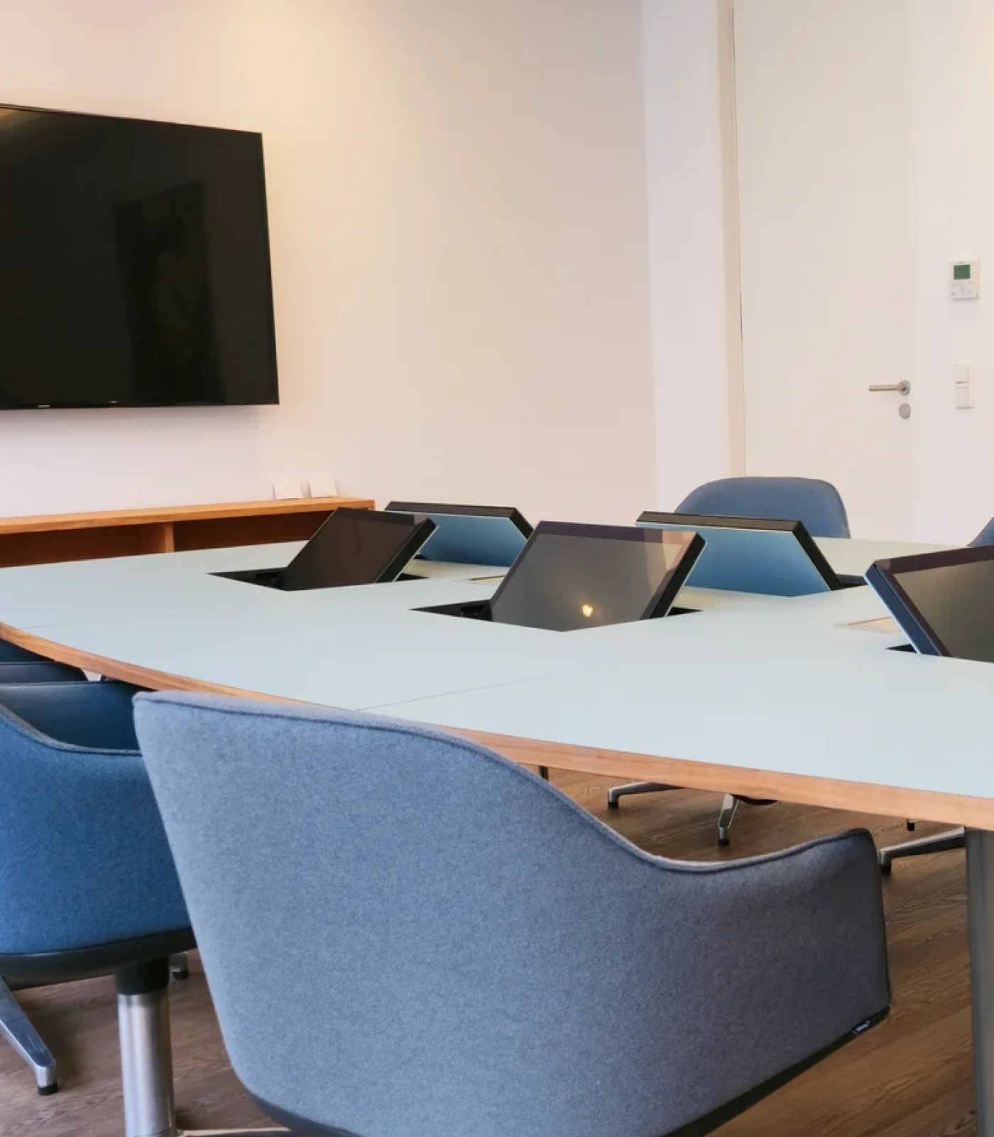 Mitschau ohne Verrenkungen - der versenkbare Monitor von Novis in einem Beurkundungstisch eines Notares in München. Perfekte integrierte Technik für Ihre notarielle Beurkundung