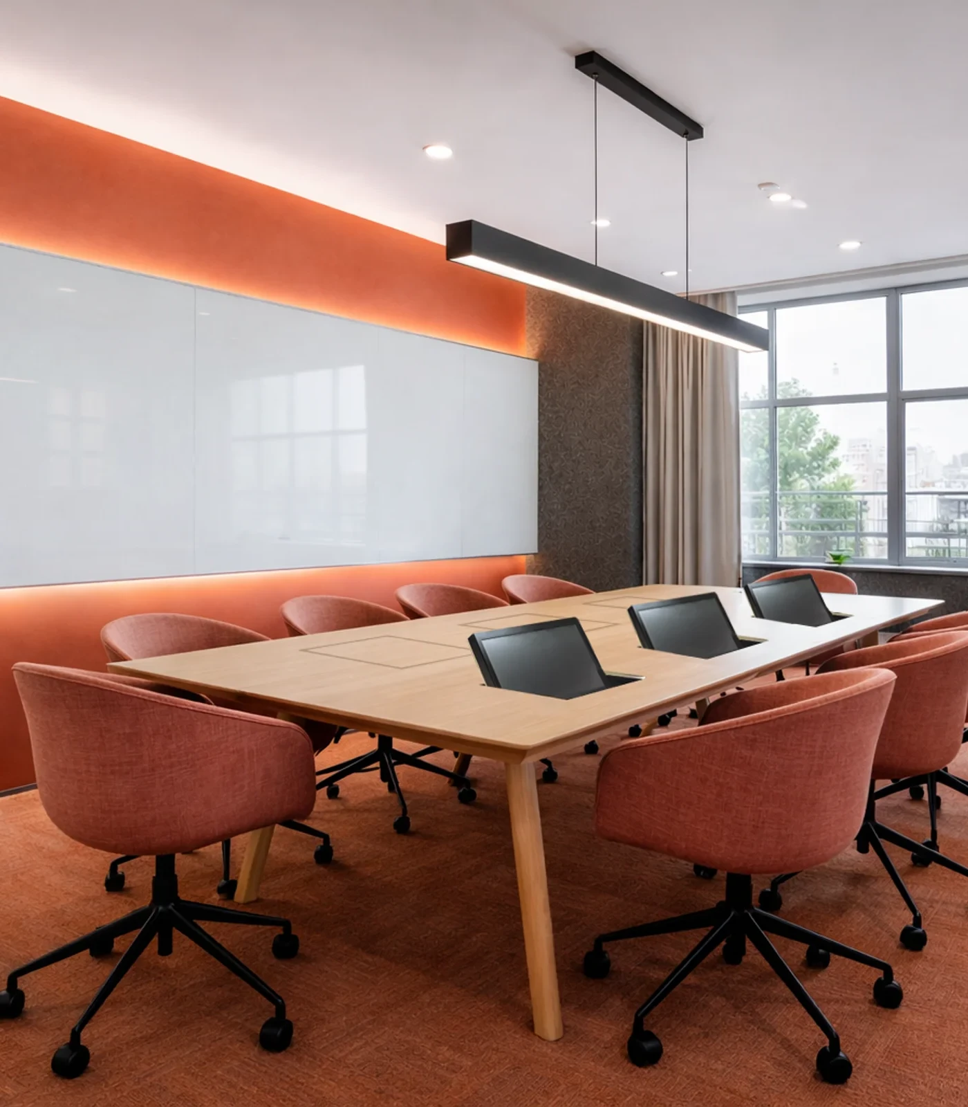 Versenkbare LOFT fold Monitore von NOVIS mit gegenüberliegenden Mitschaumonitoren in einem Besprechungsraum